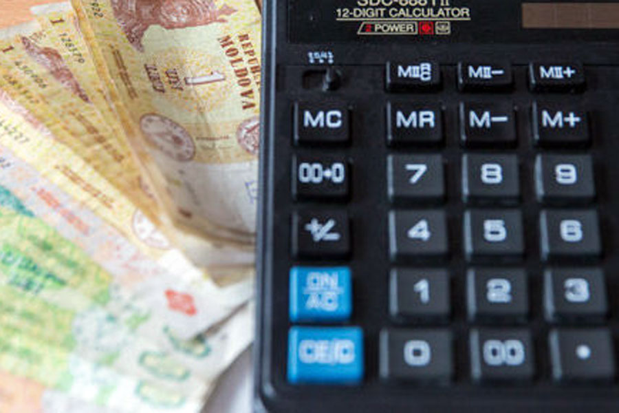 Tabloul crizei: moldovenii economisesc şi se îndatorează mai puţin